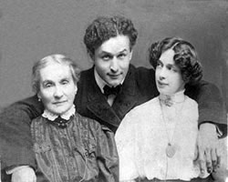 Su madre, Houdini y Bess.